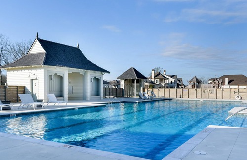 Highlands - Perkins Casa | Close to L'auberge and LSU! Pool, ping pong, balcony views, & 2 Master Suites!