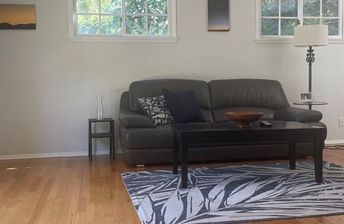 La Canada Flintridge Cabaña | close to LCF shopping center. Nestled on park like grounds, large pool and gym.