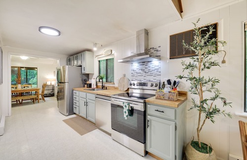 Locust Lake Village Cabina | Close to Lake-Firepit-Hot Tub- Casinos-Fireplace- Kayaks-Bikes