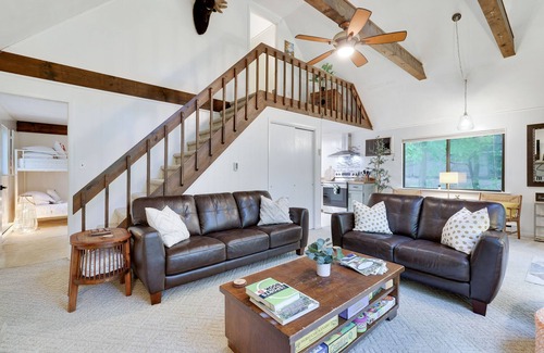 Locust Lake Village Cabina | Close to Lake-Firepit-Hot Tub- Casinos-Fireplace- Kayaks-Bikes