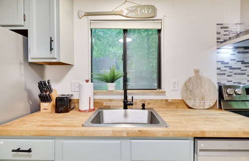 Locust Lake Village Cabina | Close to Lake-Firepit-Hot Tub- Casinos-Fireplace- Kayaks-Bikes