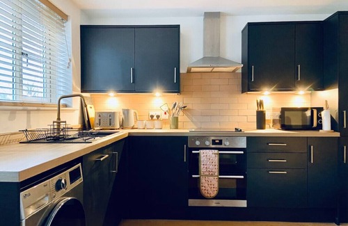 Liversedge Casa | Close to M62 Smart TV Parking and Pets Stay Free