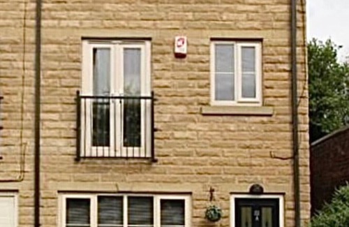 Liversedge Casa | Close to M62 Smart TV Parking and Pets Stay Free