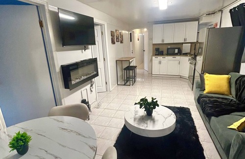 Ironbound District Apartamento | Close to NYC/EWRAirport. 3-bedroom, 1-bath. Washer/dryer available! Sleeps 6+