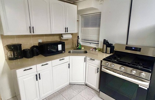 Ironbound District Apartamento | Close to NYC/EWRAirport. 3-bedroom, 1-bath. Washer/dryer available! Sleeps 6+