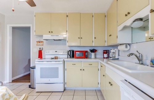 Norman Casa | Close to OU--TVs in every room--outdoor dining--wifi--W/D