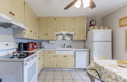 Norman Casa | Close to OU--TVs in every room--outdoor dining--wifi--W/D