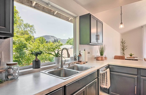 Grants Pass Apartamento | Close to Parks & Brews: Sunny Grants Pass Apt!