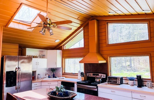 Shandaken Cabina | Close to Phoenicia, Woodstock Brewery, Belleayre, Mountain View, Backyard Stream