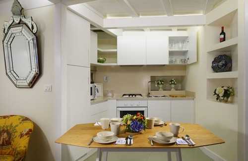 Rione VI Parione Apartamento | Cerca de Navona, Piso histórico, encantador y romántico, 1-5 huéspedes, 2 baños, aire acondicionado, WiFi