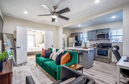 Greater East End Apartamento | Close to PNC Stadium | Smart Apt | King bed | WiFi!
