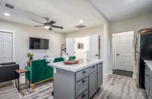Greater East End Apartamento | Close to PNC Stadium | Smart Apt | King bed | WiFi!