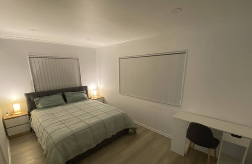 Papatoetoe Otro | Close to the Auckland Airport. Modern big Bedroom With Attached Bathroom