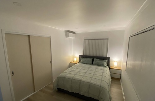 Papatoetoe Otro | Close to the Auckland Airport. Modern big Bedroom With Attached Bathroom
