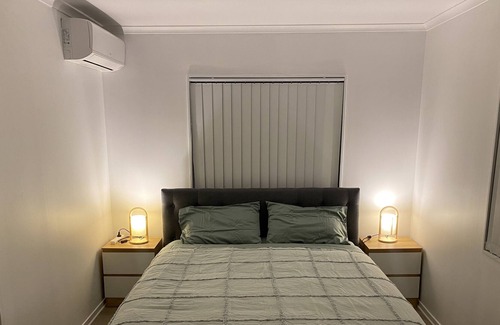 Papatoetoe Otro | Close to the Auckland Airport. Modern big Bedroom With Attached Bathroom