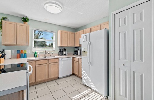 Indialantic Casa | Close to the Beach 3 BR 2 BA Relaxing Townhome - Dog Friendly