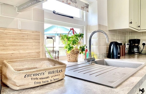 Icklesham Cabaña | Close to the beach and to historic Rye - delightful 3 bed Cottage & garden