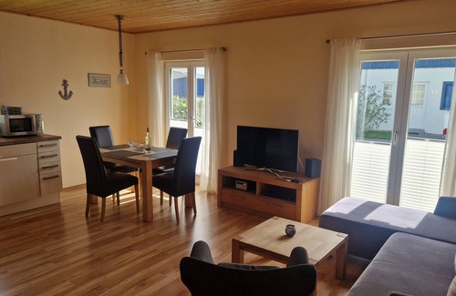 Altefaehr Casa | Cerca de la playa, casa de vacaciones en una zona tranquila con una amplia terraza de madera