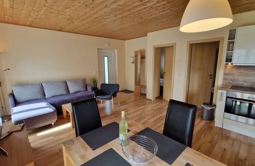 Altefaehr Casa | Cerca de la playa, casa de vacaciones en una zona tranquila con una amplia terraza de madera