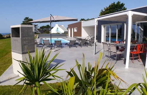 Tregunc Villa | Cerca de la playa, casa moderna con gran piscina y vistas al mar + wifi