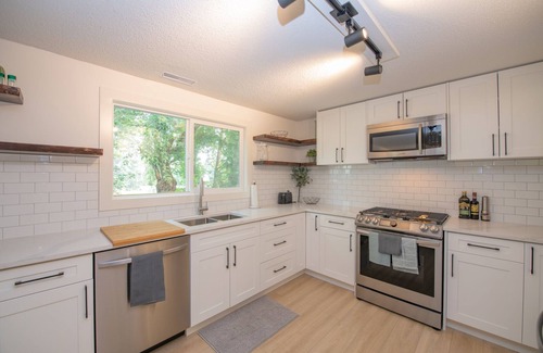 Vernon Apartamento | Close to the beach, quiet neighborhood! - The Longacre Suite