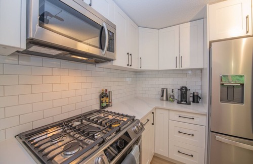 Vernon Apartamento | Close to the beach, quiet neighborhood! - The Longacre Suite