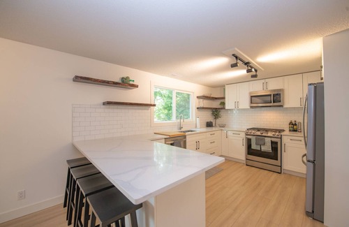 Vernon Apartamento | Close to the beach, quiet neighborhood! - The Longacre Suite