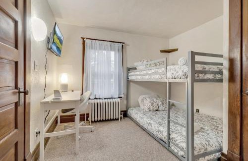 Niagara Falls Casa | Close to the Falls Hot Tub Easy Checkout Parking