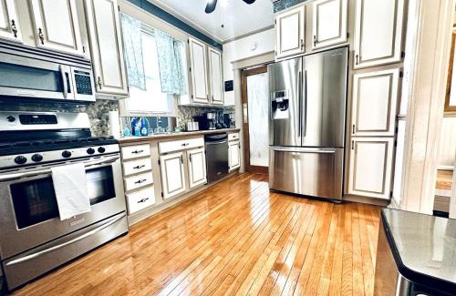 Niagara Falls Casa | Close to the Falls Hot Tub Easy Checkout Parking