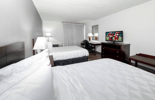 Carteret Hotel | Close To The Heart of Staten Island! Free Parking and Pet-friendly Property!