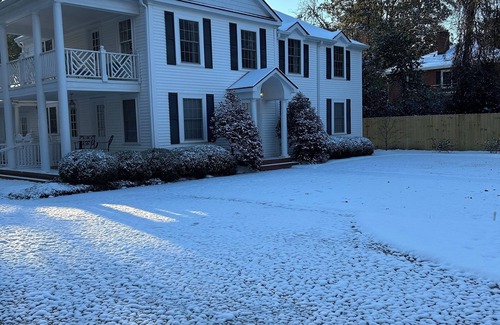 Aiken Apartamento | CLOSE TO THE MASTERS - Newly Renovated Designer Home in Downtown Aiken