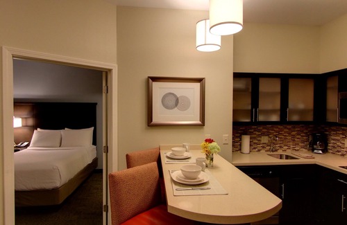 Bryant Pattengill East Condominio | Close to U of M + Research Park | 24 Hour Business Center + Indoor Pool