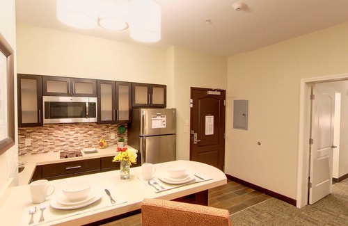 Bryant Pattengill East Condominio | Close to U of M + Research Park | 24 Hour Business Center + Indoor Pool