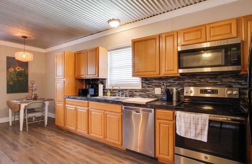 Greenwood Apartamento | Close to Uptown & Hospital: Greenwood Studio