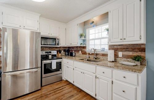 Eau Claire Casa | Close to USC & Midtown-Downtown - Newly Renovated