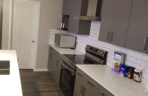 West Edmonton Apartamento | Close to West Edmonton Mall #1