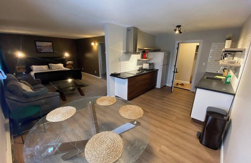 Southwest Edmonton Casa | Cerca de la Universidad Whyte, nueva renovación