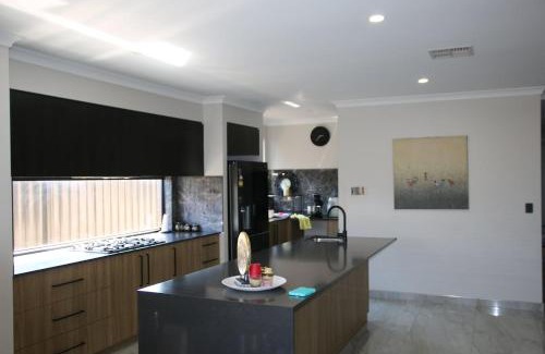 Brabham Casa | Close to Wild Life Park and shopping, Cosy living