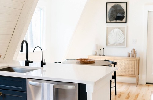 Holland Cabaña | Closest cottage to Laketown Beach!