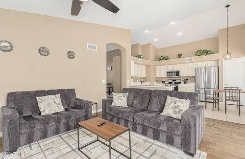 Glendale Sports and Entertainment District Casa | Closest Home to State Farm Stadium. Pet friendly! Walk to Dining/entertainment