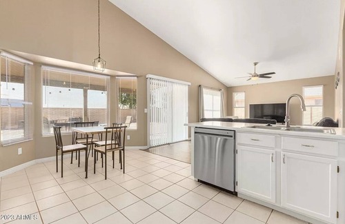 Glendale Sports and Entertainment District Casa | Closest Home to State Farm Stadium. Pet friendly! Walk to Dining/entertainment