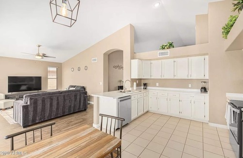 Glendale Sports and Entertainment District Casa | Closest Home to State Farm Stadium. Pet friendly! Walk to Dining/entertainment