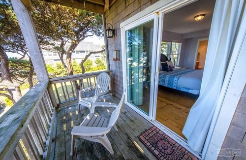 Lincoln Beach Casa | Cloud Nine - A Charming Ocean View Home with Hot Tub & Fire Pit in Belle Beach!