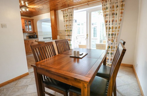 Newton Grange Cabaña | CLOUD VIEW COTTAGE, pet friendly, with a garden in Ashbourne
