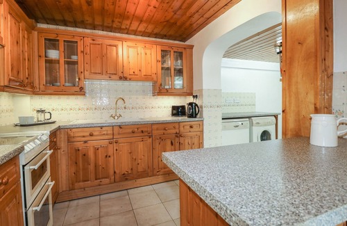 Newton Grange Cabaña | CLOUD VIEW COTTAGE, pet friendly, with a garden in Ashbourne