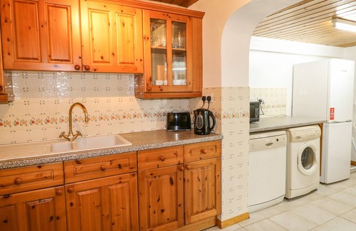 Newton Grange Cabaña | CLOUD VIEW COTTAGE, pet friendly, with a garden in Ashbourne