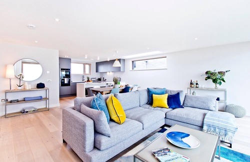 Icklesham Casa | Cloudbreak - a beachfront property that sleeps 6 guests in 3 bedrooms