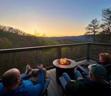 Gatlinburg - Pigeon Forge Casa | Cloudchaser Cabin, Private, New Cabin, 2 Kings, Cozy, Modern, Hot Tub, View, Theater