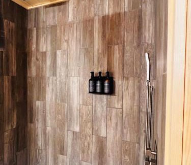 Gatlinburg - Pigeon Forge Casa | Cloudchaser Cabin, Private, New Cabin, 2 Kings, Cozy, Modern, Hot Tub, View, Theater