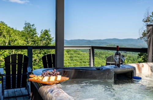 Gatlinburg - Pigeon Forge Casa | Cloudchaser Cabin, Private, New Cabin, 2 Kings, Cozy, Modern, Hot Tub, View, Theater